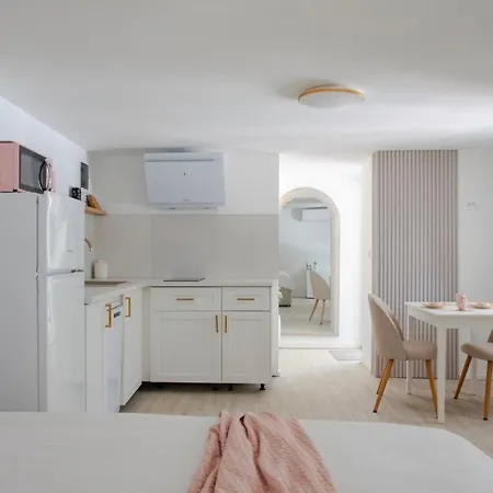 Blush & Gold Hideaway By Prisca Ruzici (Sveta Nedelja)